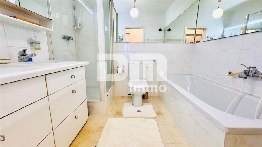 Barrierearme Terrassenwohnung mit Schwimm / Spa-Saunabereich, Garage in gesuchter Lage - Badezimmer / Badewanne + Dusche